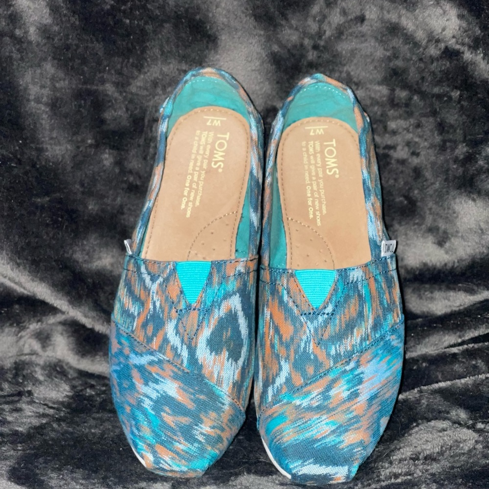 ** BRAND NEW IN BOX ** Womens classic turquoise multi canvas TOMS. Size 7